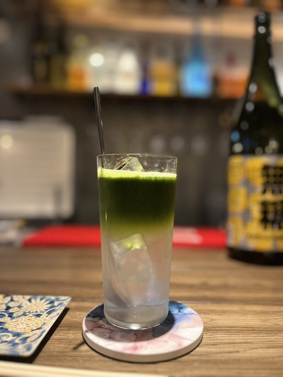 WANKOの極み茶割り(照明の下)